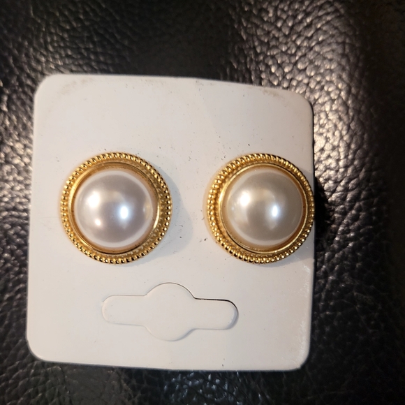 NWOT beautiful gold plated pearl earrings . Will not tarnish - Picture 1 of 1
